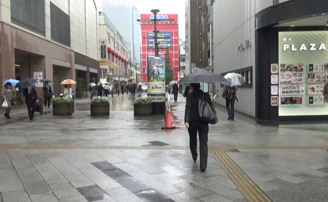 JR秋葉原駅、電気街口を出て中央通りに向かって進みます