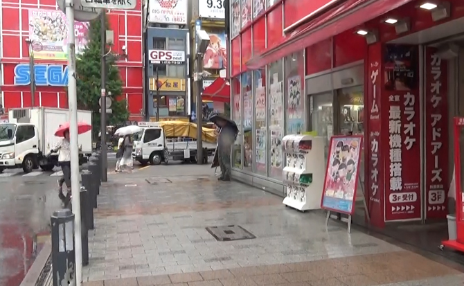 中央通りまできたら右に曲がって下さい