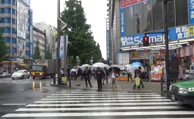 そのまま直進し、sofmap様の横断歩道を渡ってまっすぐ進んで下さい