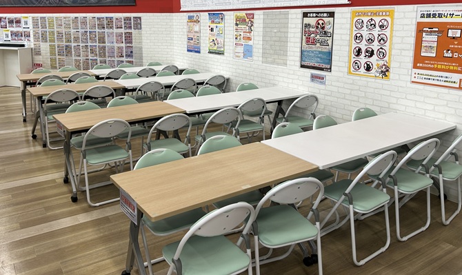 対戦スペースには限定タペストリーを展示中!