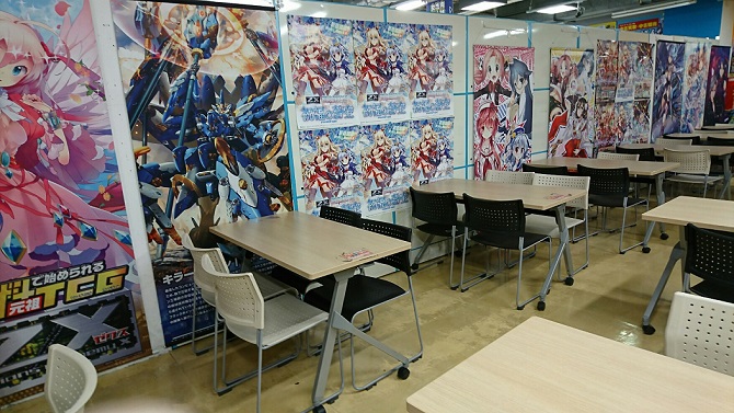 迫力のZ/Xのタペストリーと広いデュエルスペース!