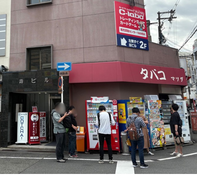 右手にタバコ屋が見えますので、そのビルの2階まで登ってください