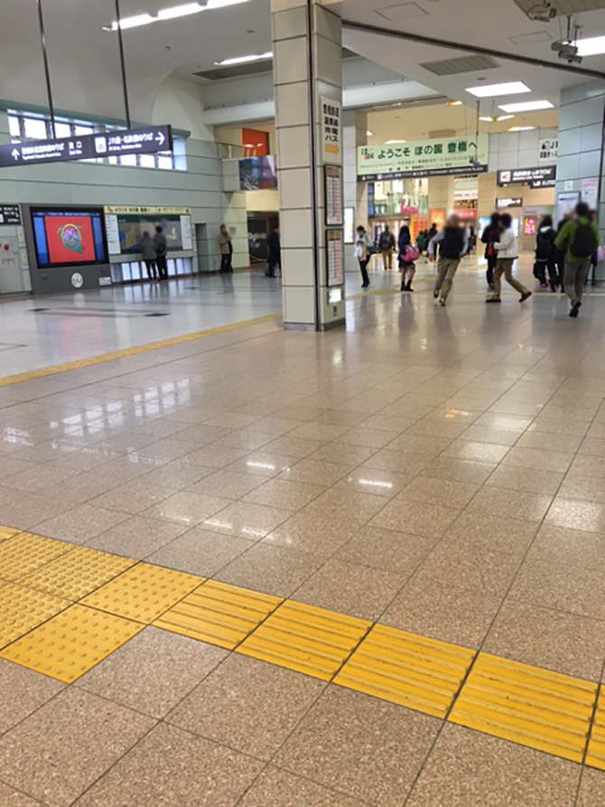 JR/名鉄「豊橋駅」改札を出たら右手側に進みます