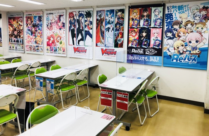 対戦スペースには限定タペストリーを展示中!