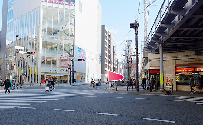 交差点を渡り、直進してください