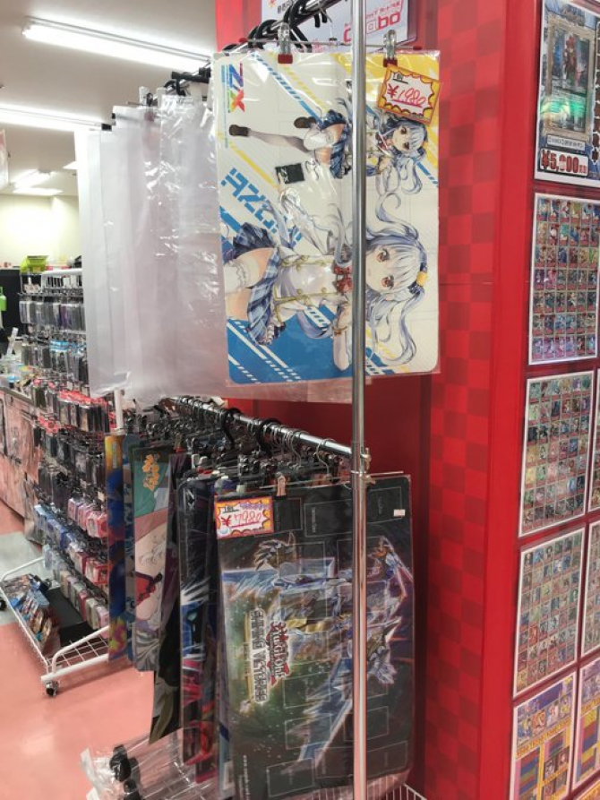 TCGプレイのお供に!! スリーブやプレイマットも充実の品揃え!!