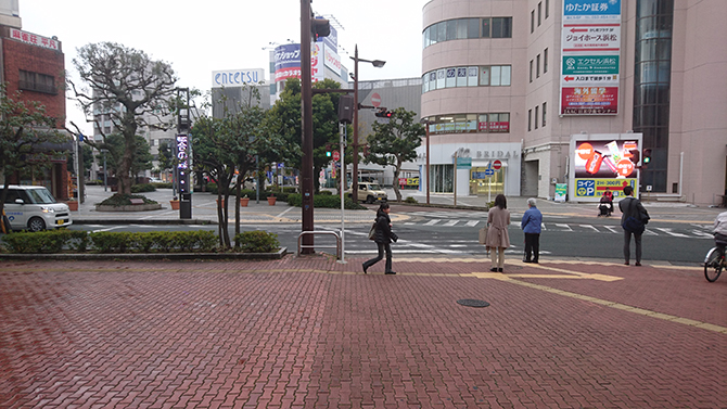 改札から鍛冶町方面へくだり、すぐ近くの交差点の左手側の横断歩道を直進