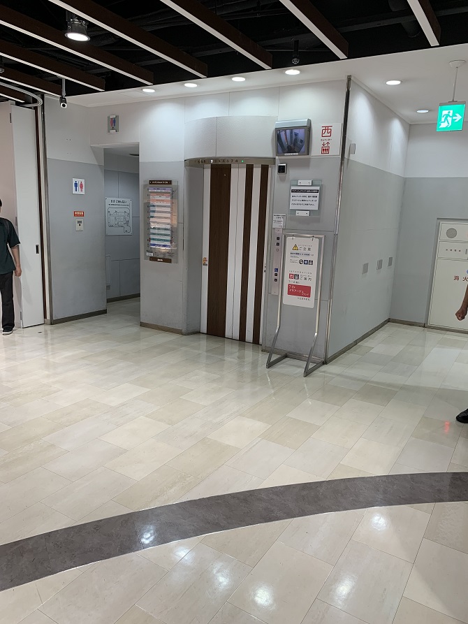 京都アバンティ正面入り口から入ってすぐ右手にある西側エレベーターに乗り6Fへお進みください。
