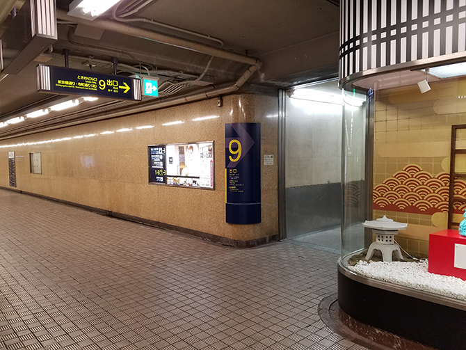 階段を登って地上へ。