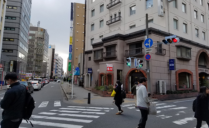 右折したらそまま直進して大通りの信号を渡ります