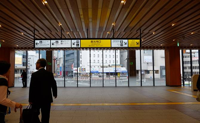 長野駅在来線改札口を出て、善光寺口に向かって下さい