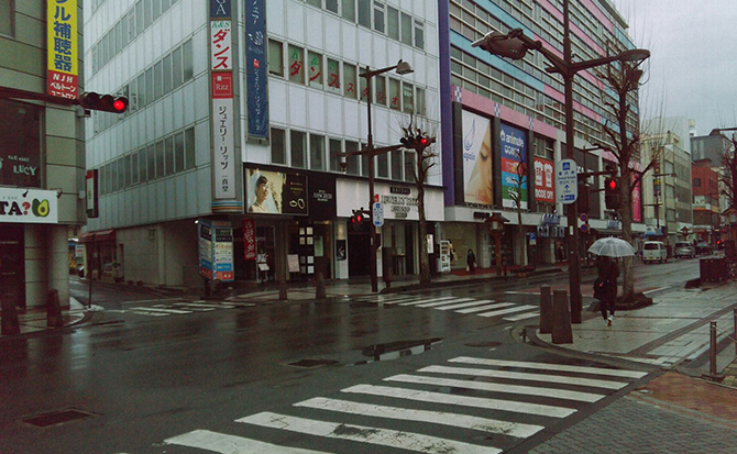 右方面にアゲインビルがあり、カードラボ長野店は5Fにございます
