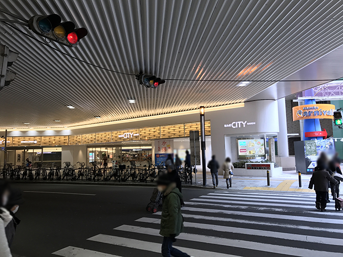 なんばCITY南館前の横断歩道を渡り、左折し交差点まで進んで下さい