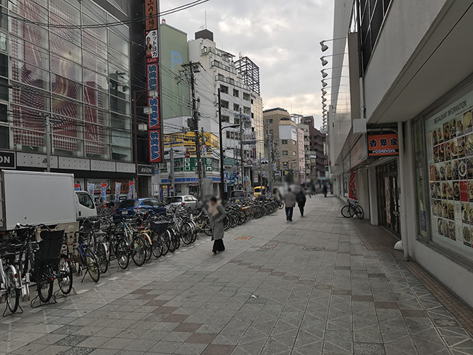 2.階段を下り、右の扉を出て下さい