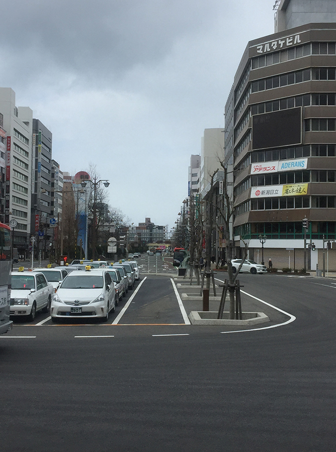 新潟駅万代口から出て、正面大通りの右手側をまっすぐ歩きます