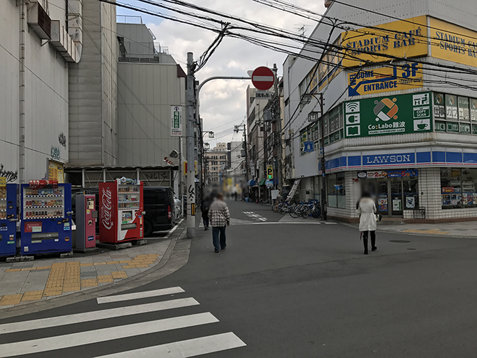 ローソンさんの左折すると右手側にカードラボなんば２号店があります。