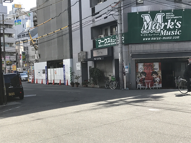 次の十字路を左折しアニメイトカフェの看板を目指して直進してください。左側ビルのカードラボは１Fにございます