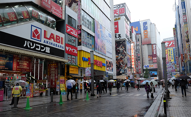 JR秋葉原駅電気街口改札を出て、左に進みます。右手にラジオ会館の看板が見えますのでそちらに向かってください