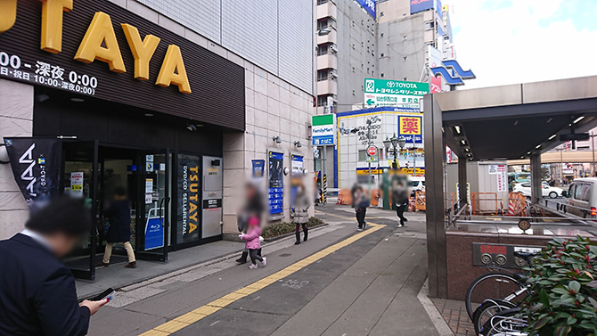 降りてすぐのTUTAYAさんを通り過ぎ、そのすぐ横のファミリーマートさんの方へ左折します