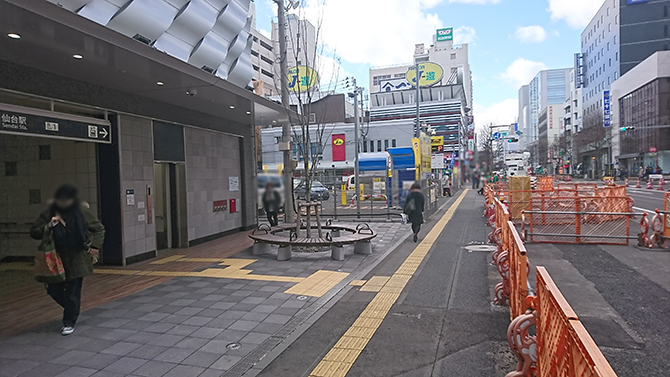 直進して地下鉄仙台駅入り口の横を通過します