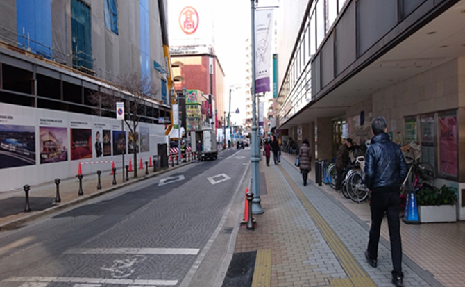 外に出ましたら、右手方向に進み