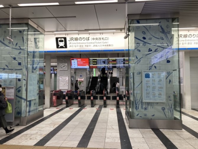 ①JR「博多駅」改札をでます。