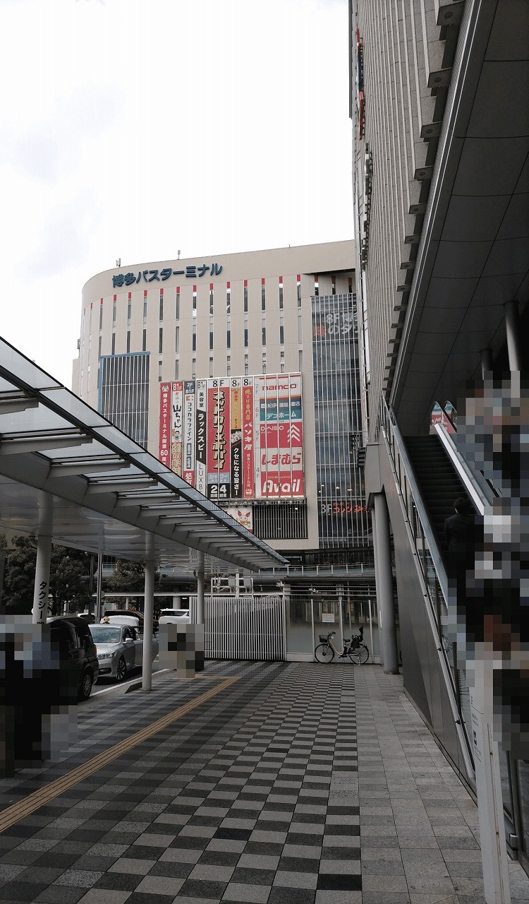 博多口方向で出口を出て右側に博多バスターミナルが見えます